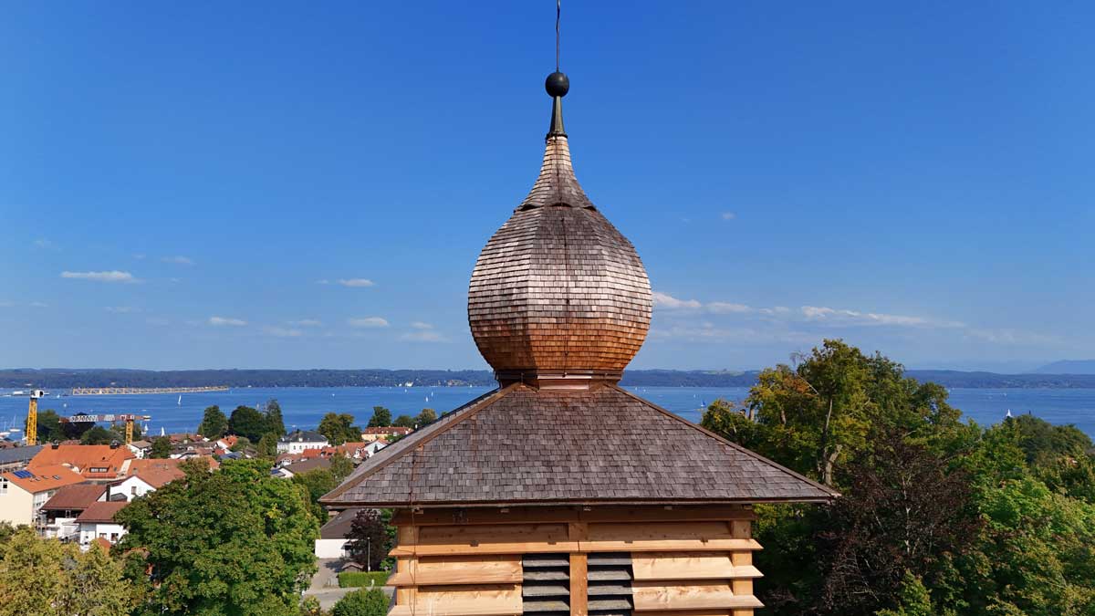 Blick über die Kuppel der Christuskirche auf den See
